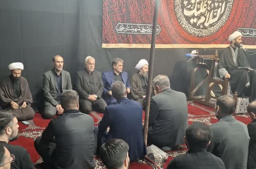 شب عاشورای حسینی در مسجد مطلبخان؛ حضور مسئولان ارشد شهرستان در کنار سوگواران هیئت یالثاراتالحسین (ع)