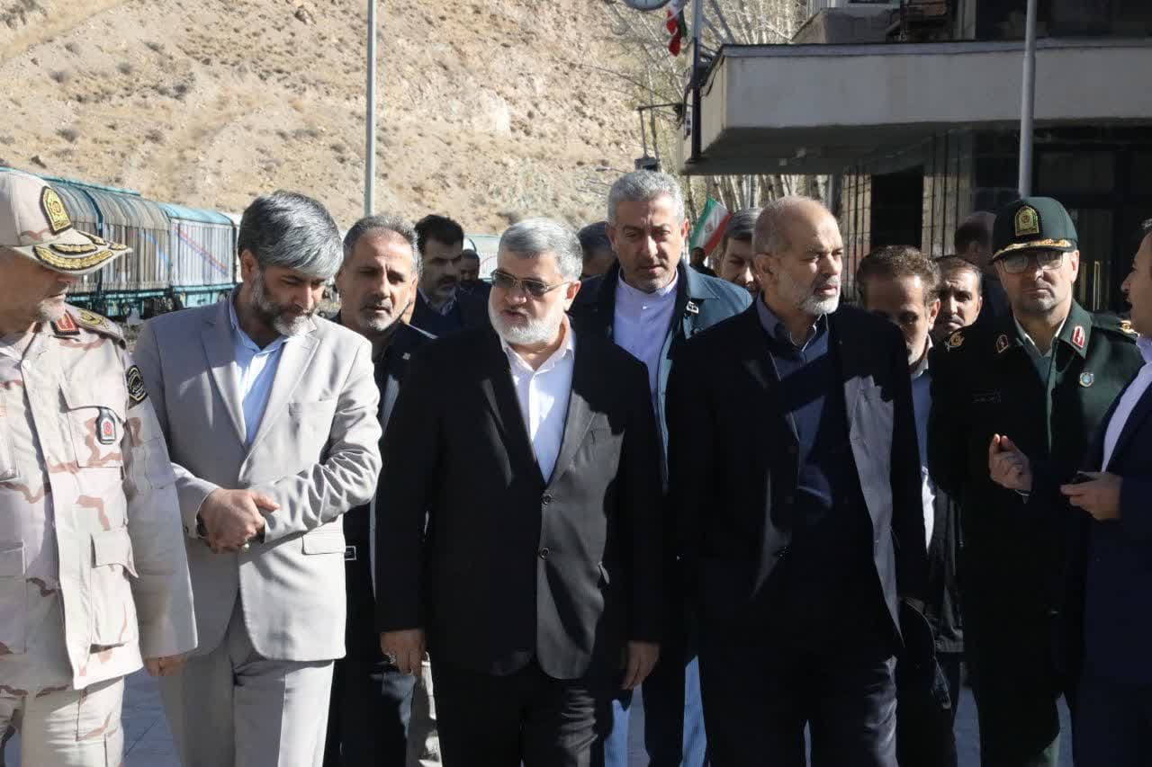 وزیر کشور از مناطق مرزی  خوی بازدید کرد