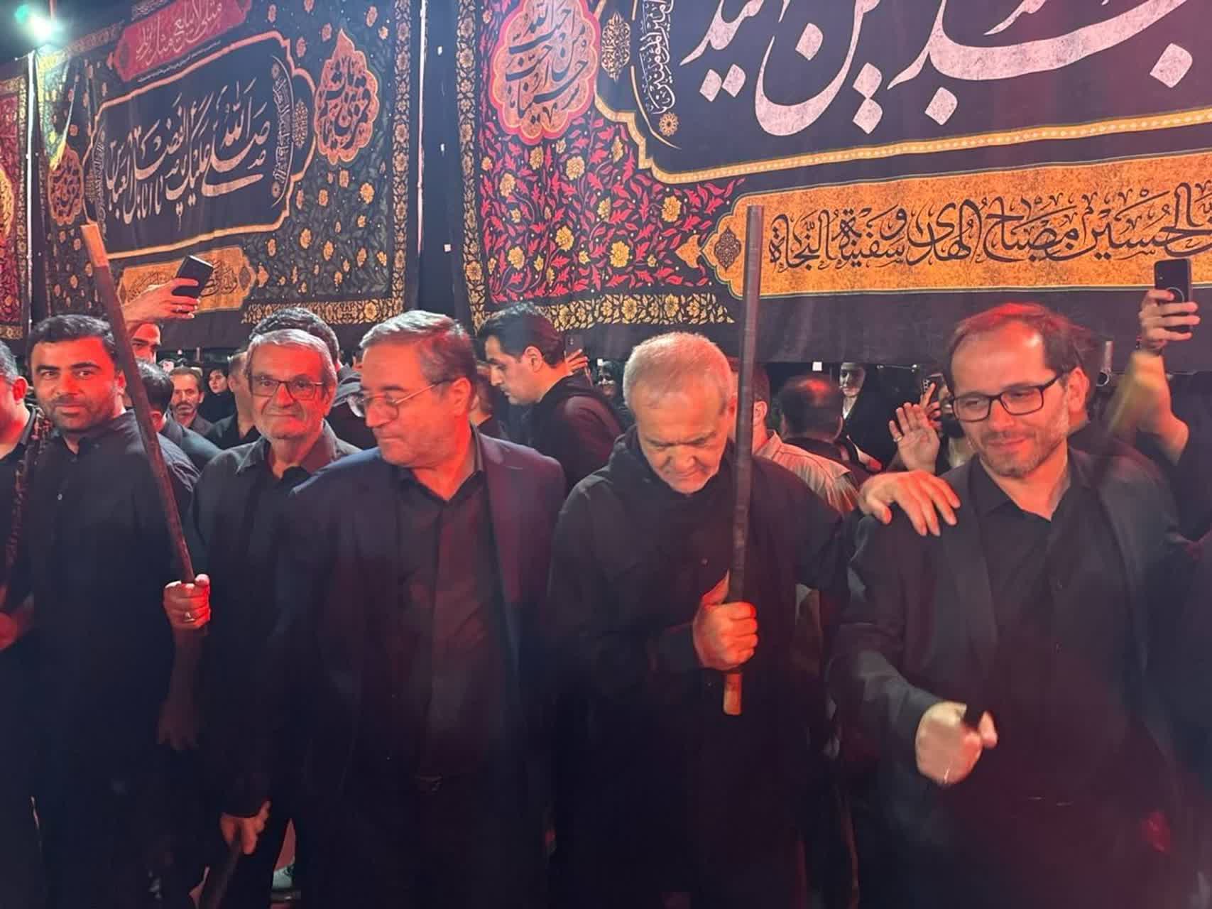حضور رئیس‌جمهور پزشکیان در مراسم شام غریبان حضرت اباعبدالله الحسین (ع) در ارومیه
