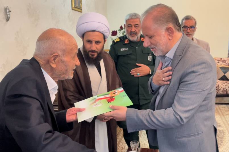 دیدار فرماندار خوی با خانواده معظم شهداء