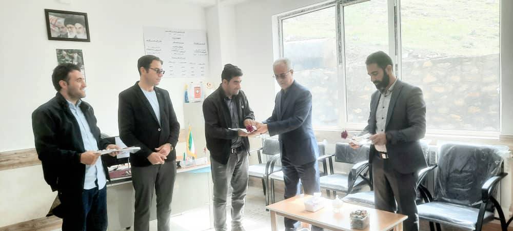 تجلیل بخشدار قطور از معلمان روستای روایان