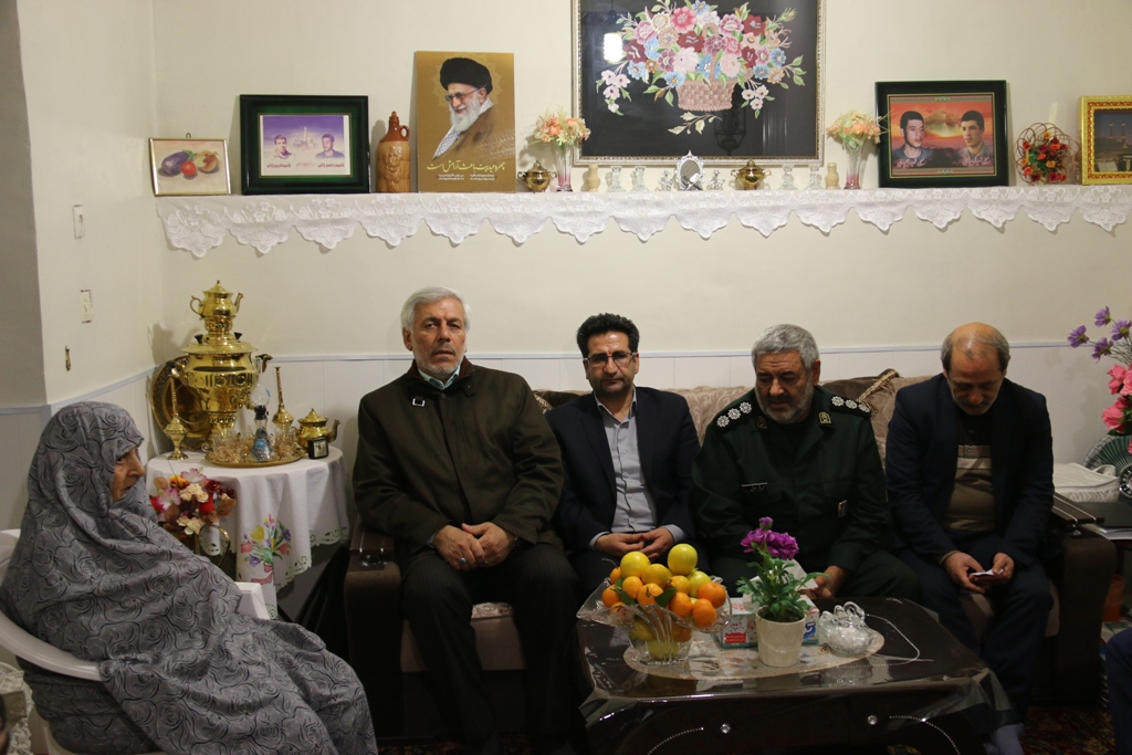 دیدار معاون سیاسی، امنیتی و اجتماعی فرماندار خوی بهمراه جمعی از مسئولان شهرستانی با خانواده شهداء بمناسبت هفته بسیج