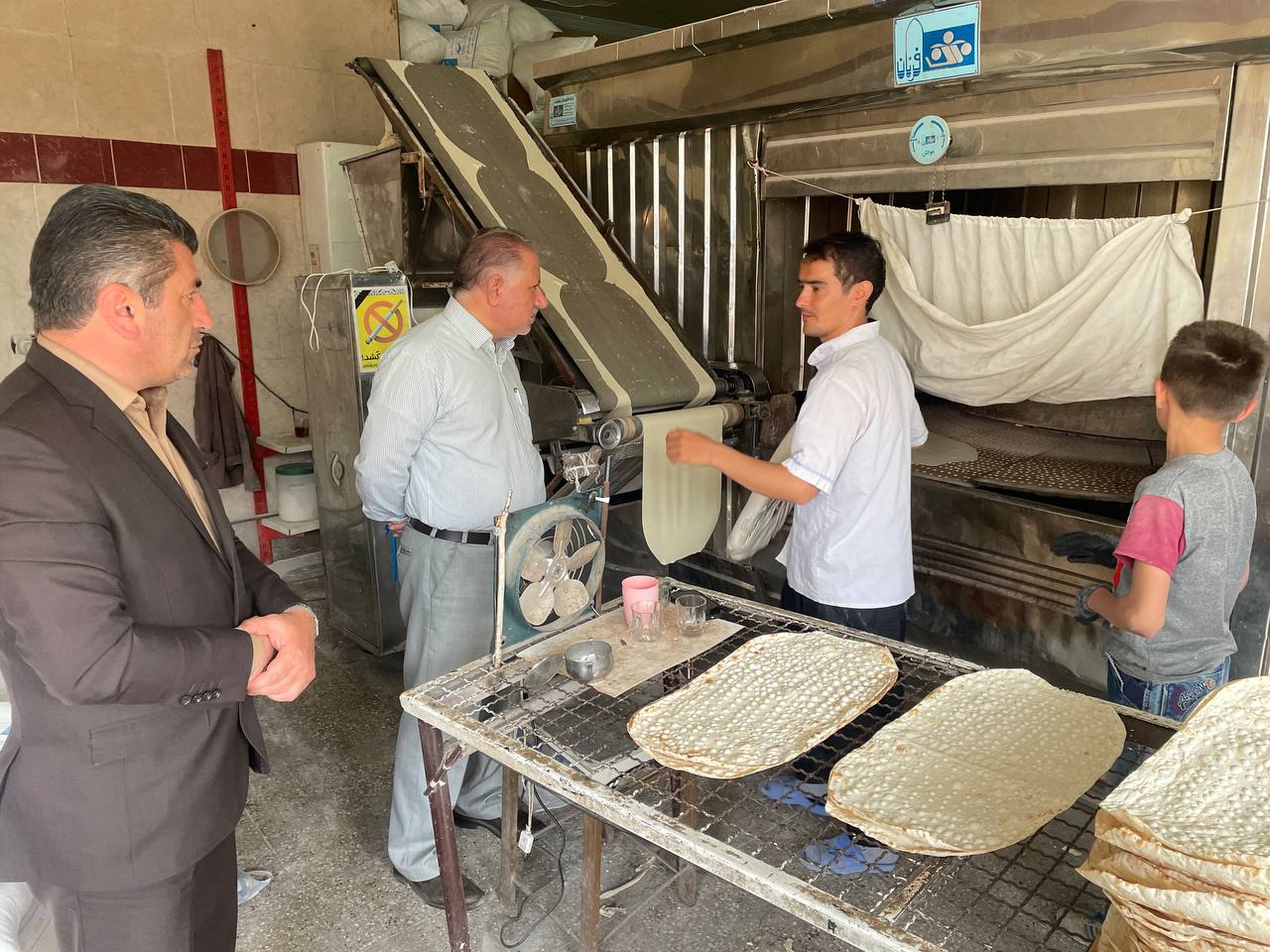 بازدید سرزده فرماندار خوی از نانوایی های سطح روستای بدل آباد