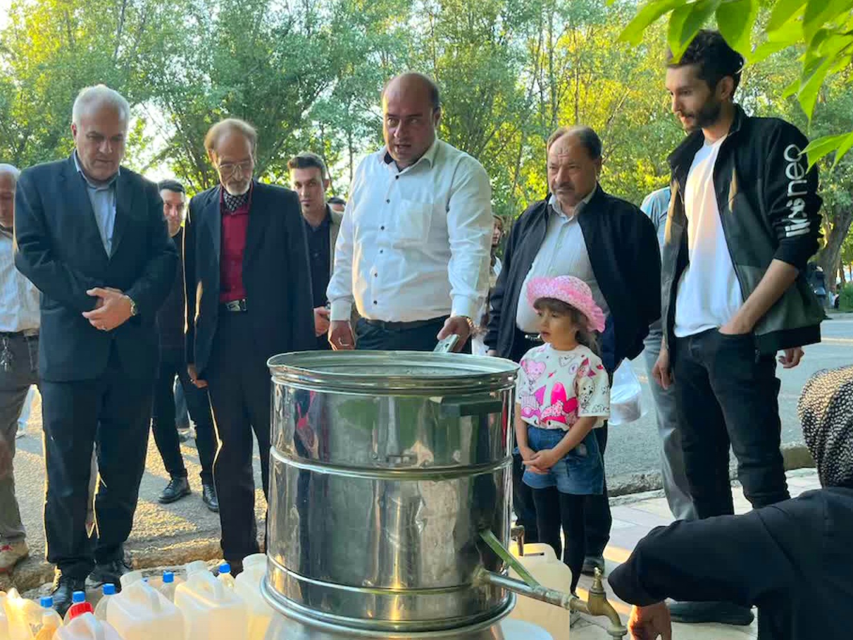 بازدید سرپرست فرمانداری خوی از جشنواره و نمایشگاه بزرگ گلاب بهاری