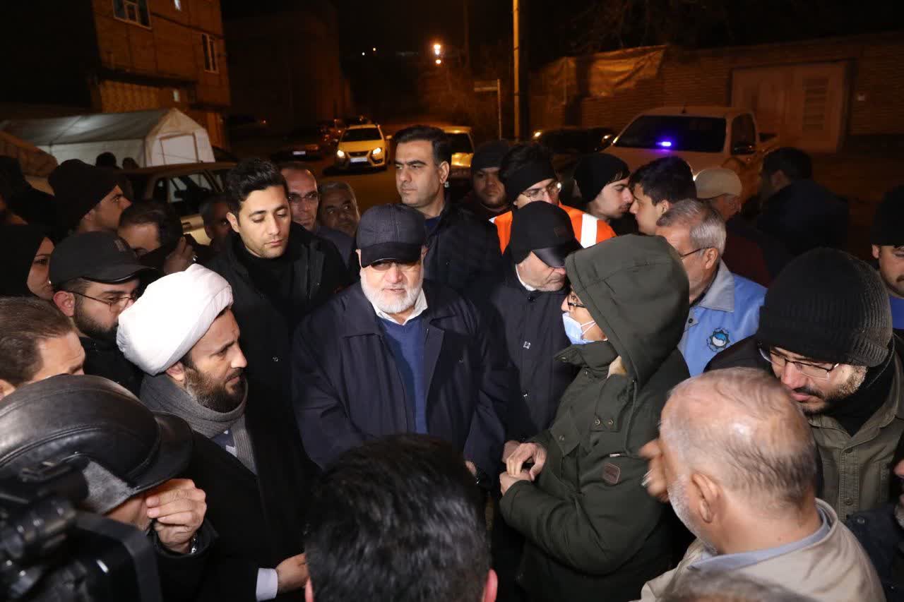 بازدید شبانه استاندار آذربایجانغربی از مناطق زلزلهزده خوی/دولت کنار مردم است