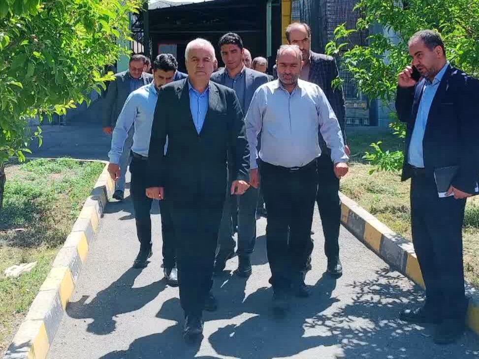 بازدید سرپرست فرمانداری از روند فعالیت کارخانه آبمیوه کشت و صنعت نوشینه