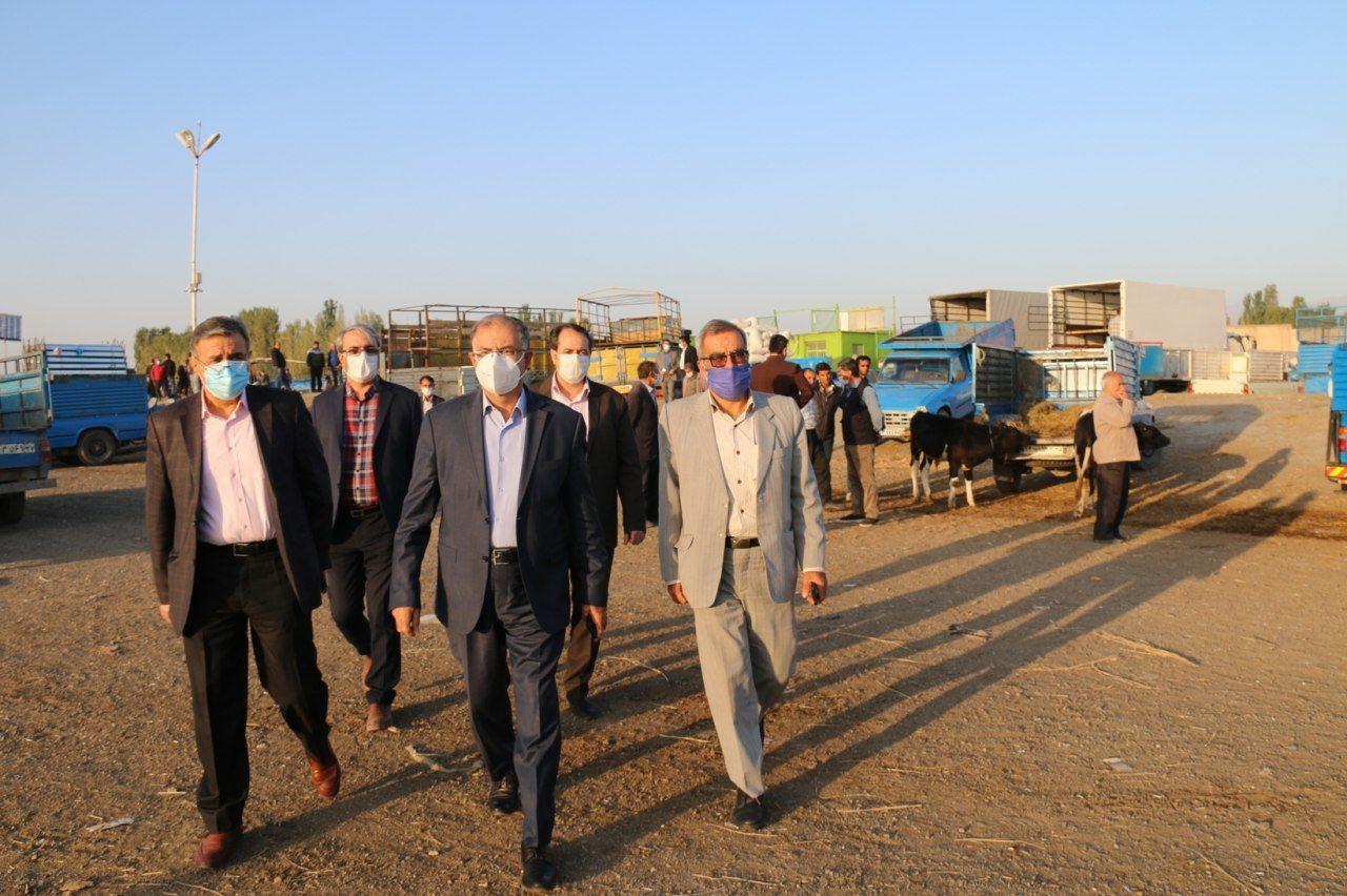 فرماندار شهرستان خوی در جریان بازدید از میدان دواب: میزان رعایت شیوه نامه های بهداشتی در میدان دواب متاسفانه 50 درصد میباشد/ درصورت تدوام این وضعیت پیشنهاد تعطیلی میدان دواب به ستاد پیشگیری از کرونا ا