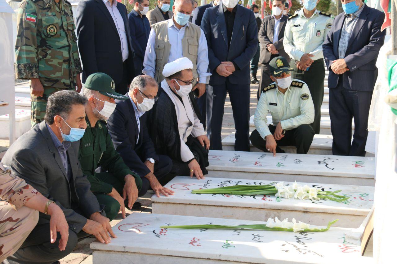 ادای احترام فرماندار شهرستان خوی به مقام شامخ شهداء