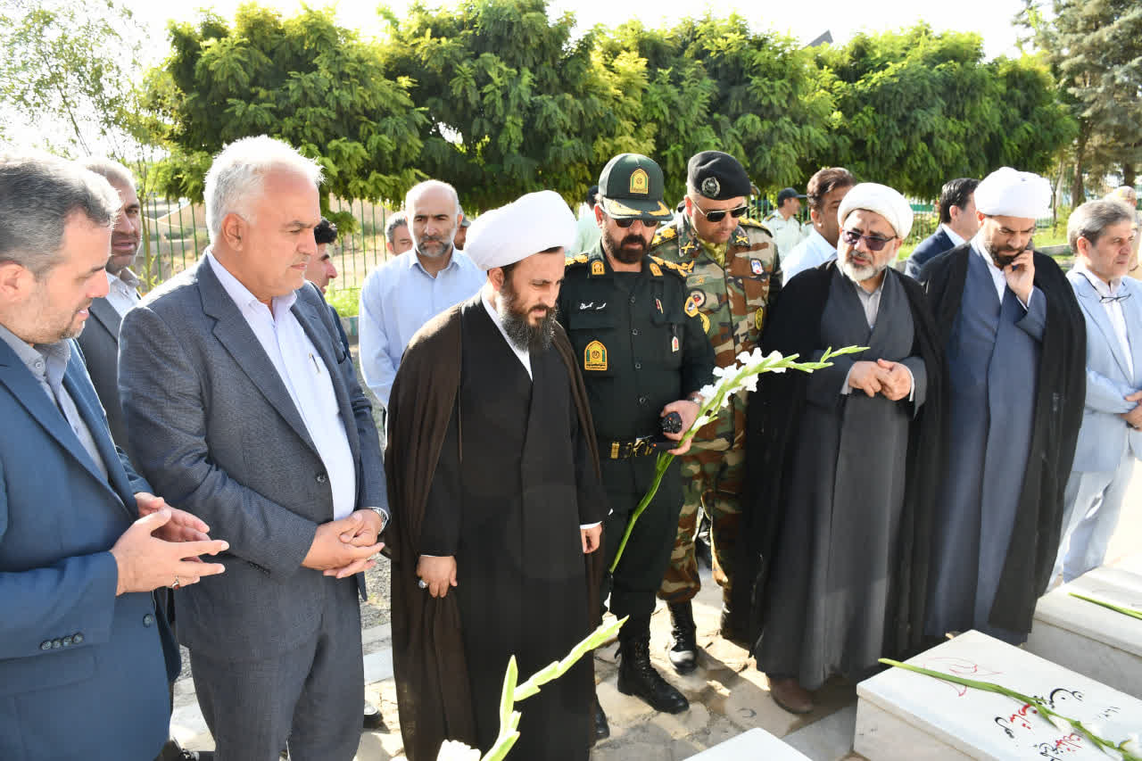 عطر افشانی و گلباران مزار مطهر شهداء شهرستان خوی در هفته دولت با حضور سرپرست فرمانداری ویژه