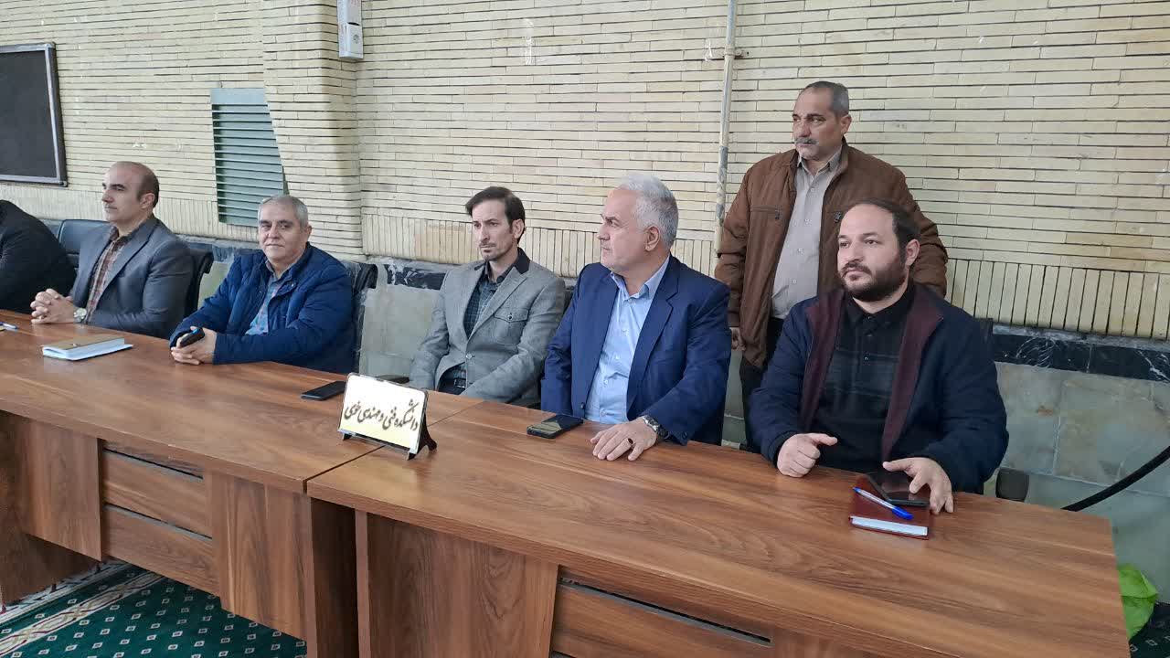برگزاری میز خدمت ادارات خوی با حضور فرماندار ویژه شهرستان