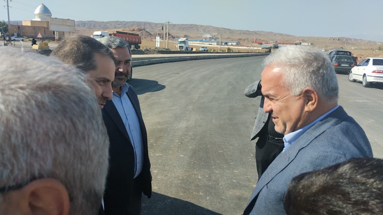 کلنگزنی 5 زمین چمن مصنوعی و بررسی پروژههای نیمهتمام ورزشی در خوی