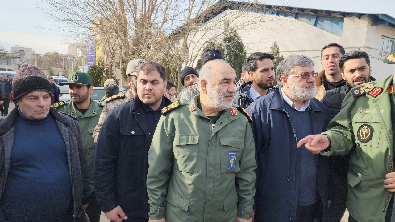 آلبوم تصویری/ بازدید فرمانده سپاه پاسداران انقلاب اسلامی از روند اسکان اضطراری زلزله زدگان شهرستان خوی