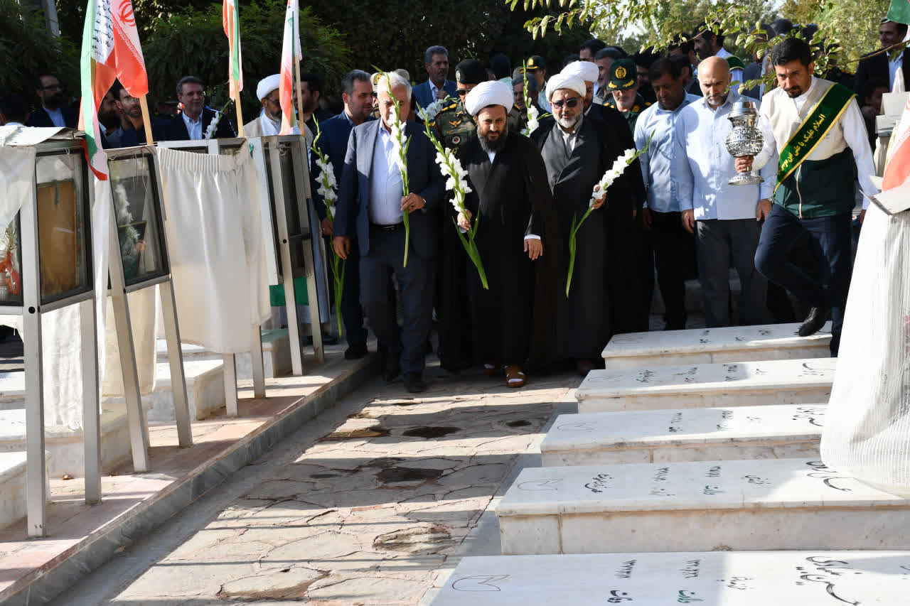 عطر افشانی و گلباران مزار مطهر شهداء شهرستان خوی در هفته دولت با حضور سرپرست فرمانداری ویژه