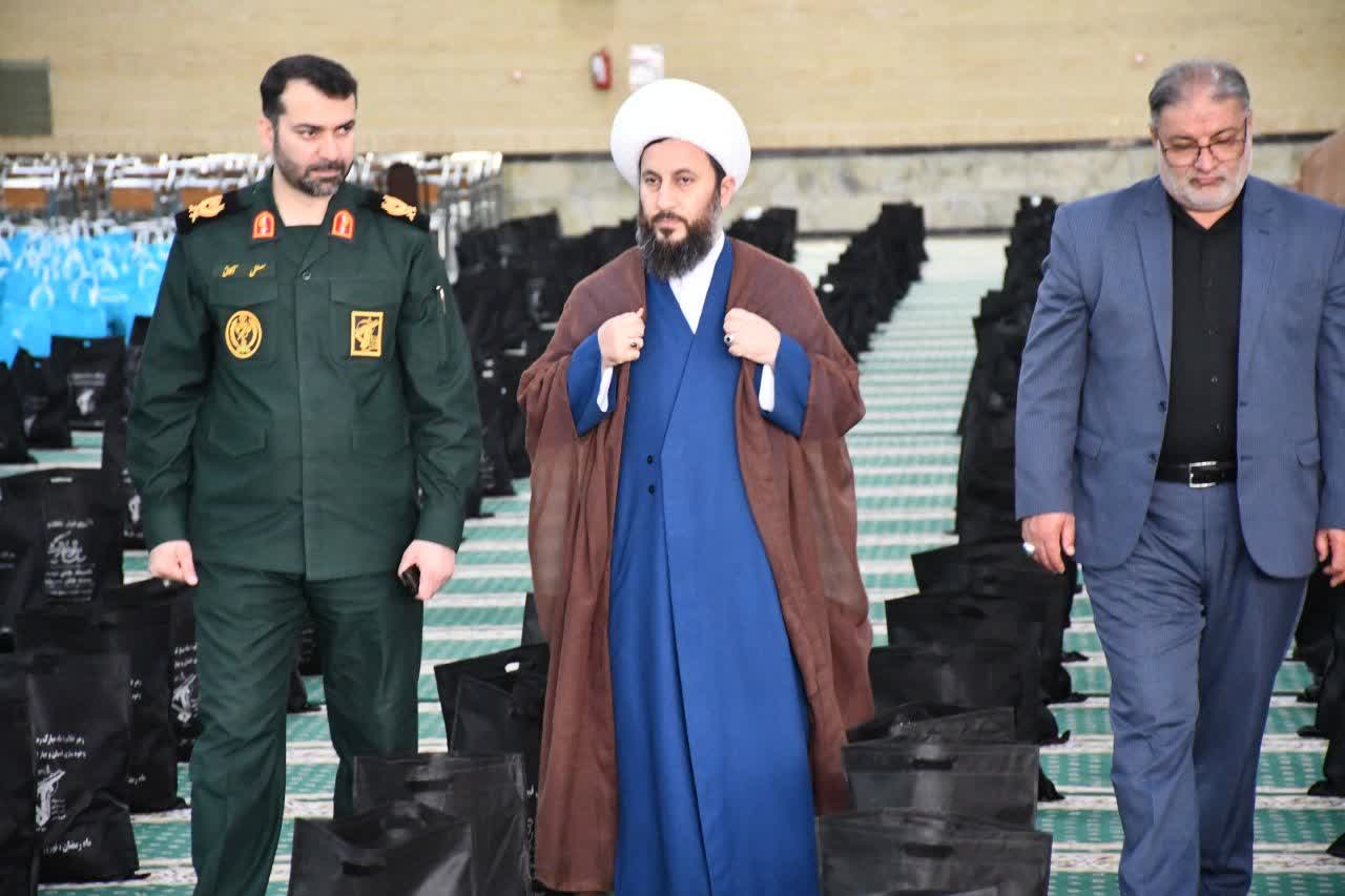 حضور فرماندار شهرستان خوی در مراسم اهدای 5000 کمک های مومنانه بسته های معیشتی بمناسبت عیدسعیدفطر