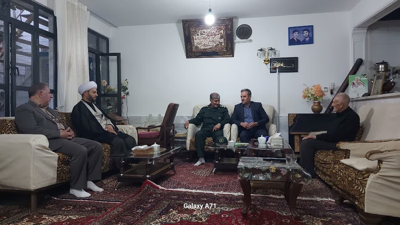 فرماندار خوی با خانواده شهیدان بهفر و حاجی قلیزاده دیدار کرد