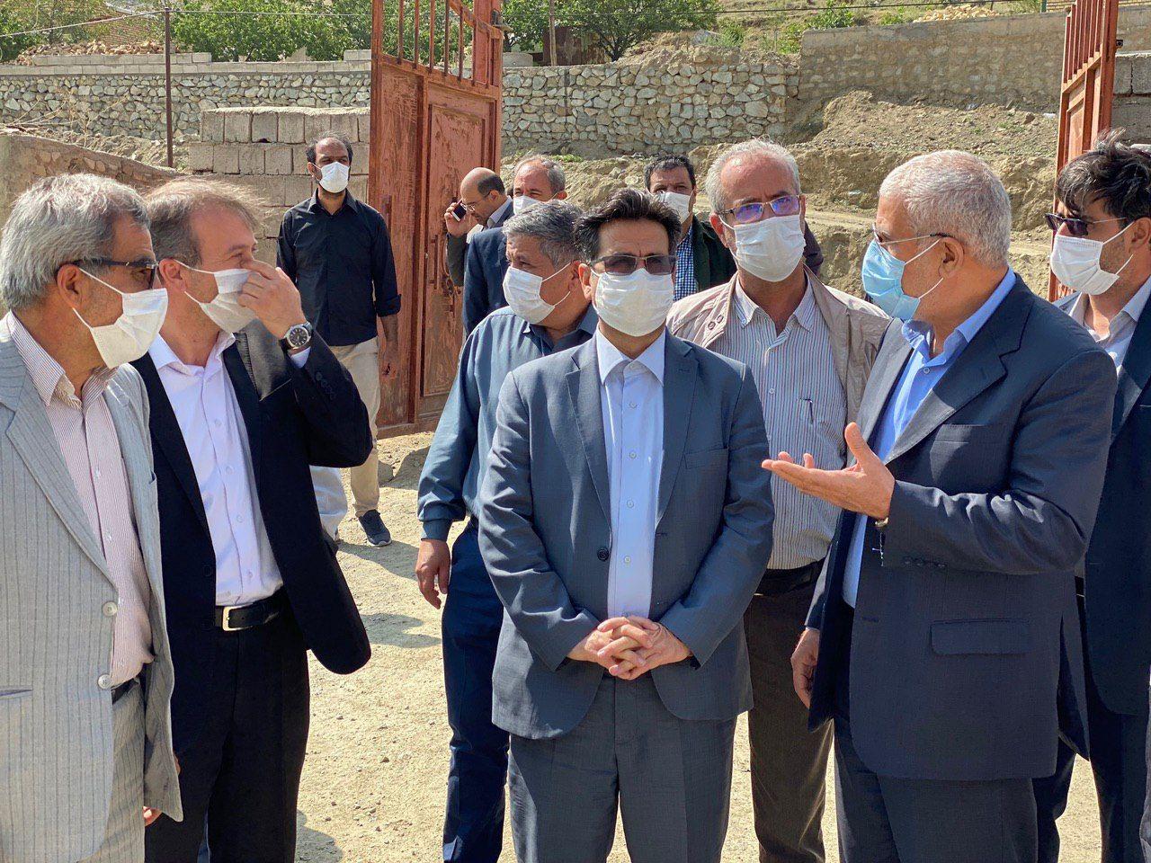 بازدید سرپرست فرمانداری شهرستان خوی و معاون امور بازسازی بنیاد مسکن انقلاب اسلامی کشور از مناطق زلزله زده بخش قطور