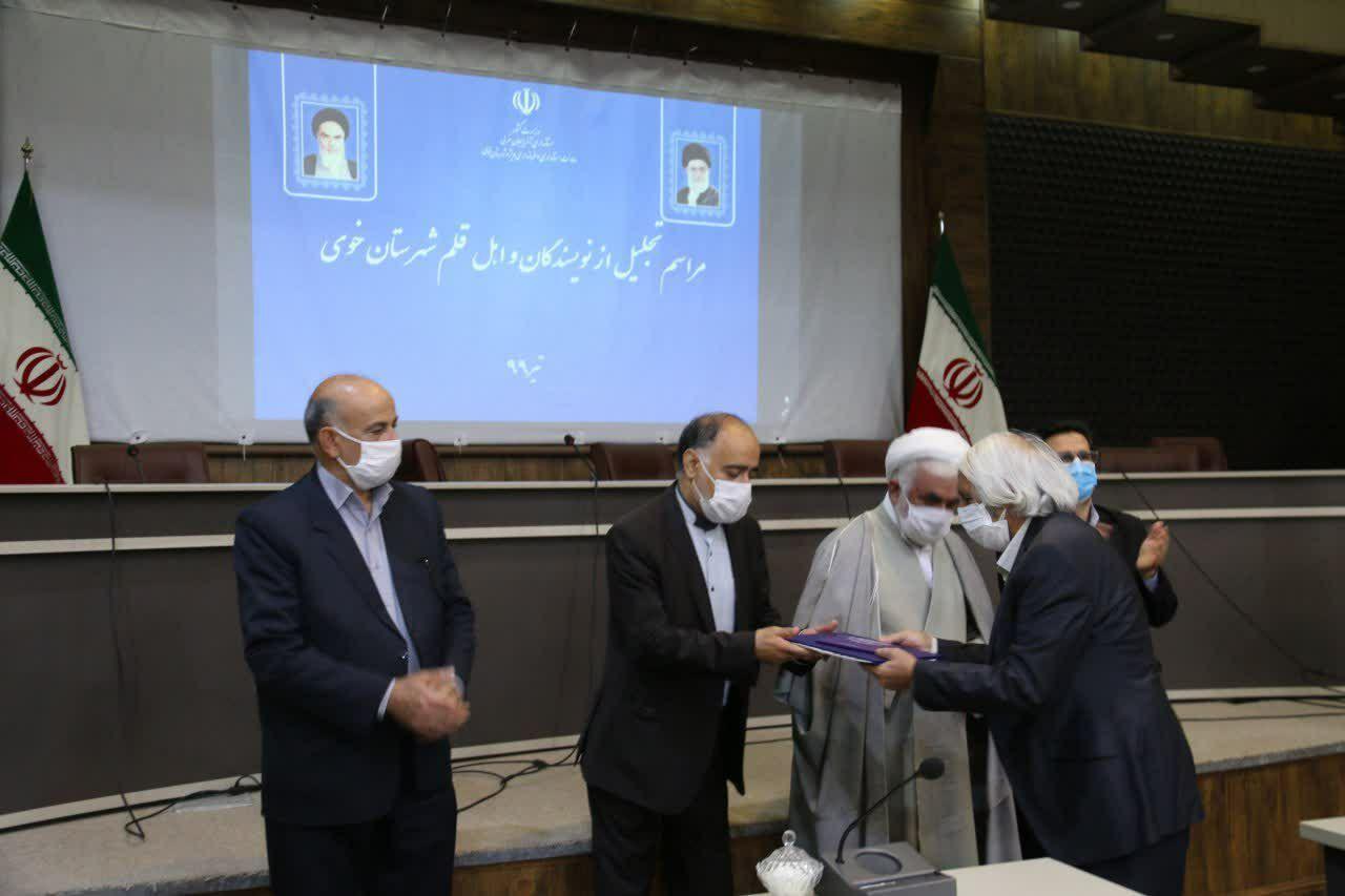 تجلیل فرماندار شهرستان خوی از نویسندگان و اهل قلم