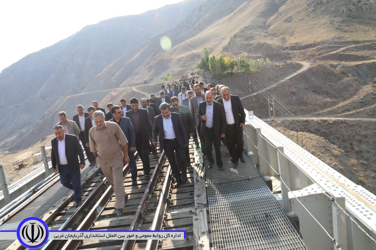بازدید فرماندار شهرستان خوی از مسیر راه آهن قره تپه- رازی