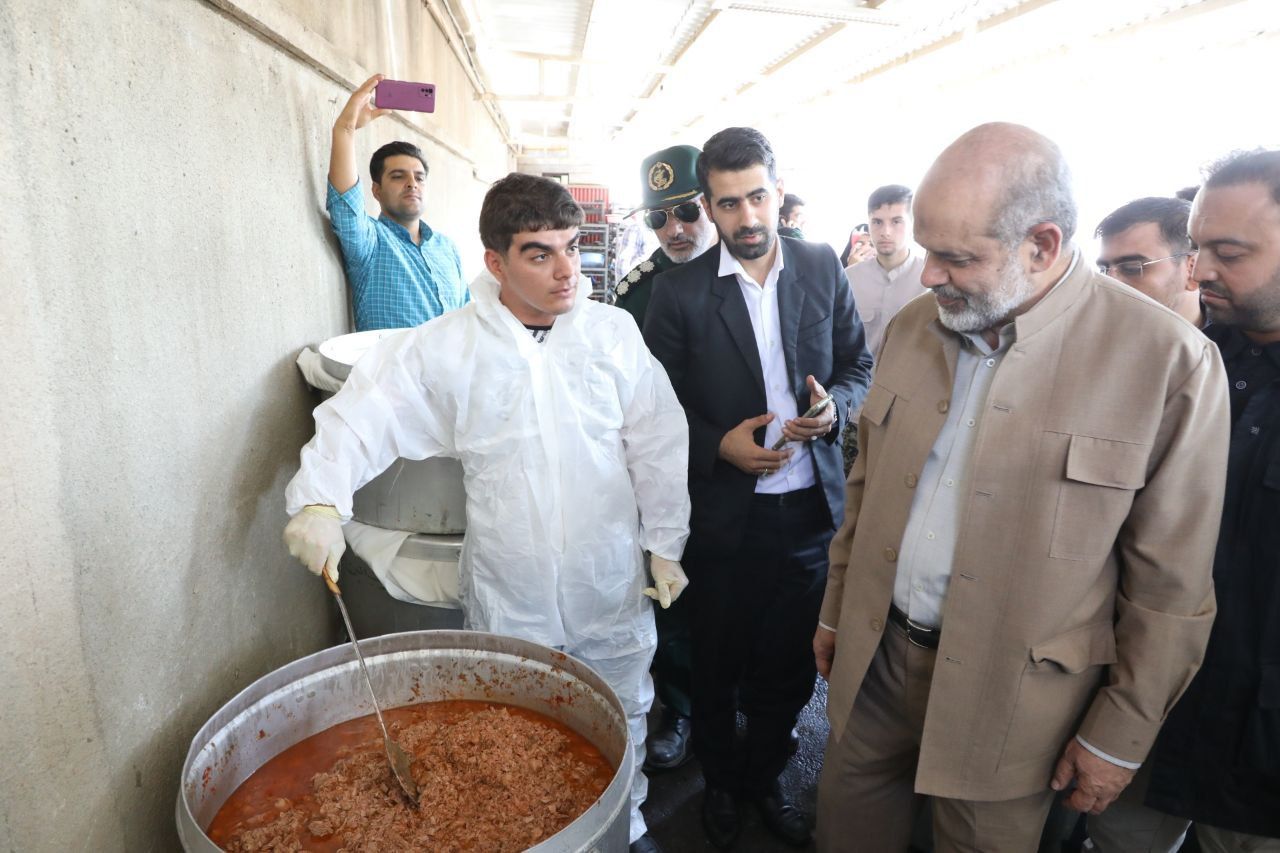 حضور وزیر کشور در مناطق زلزله زده شهرستان خوی