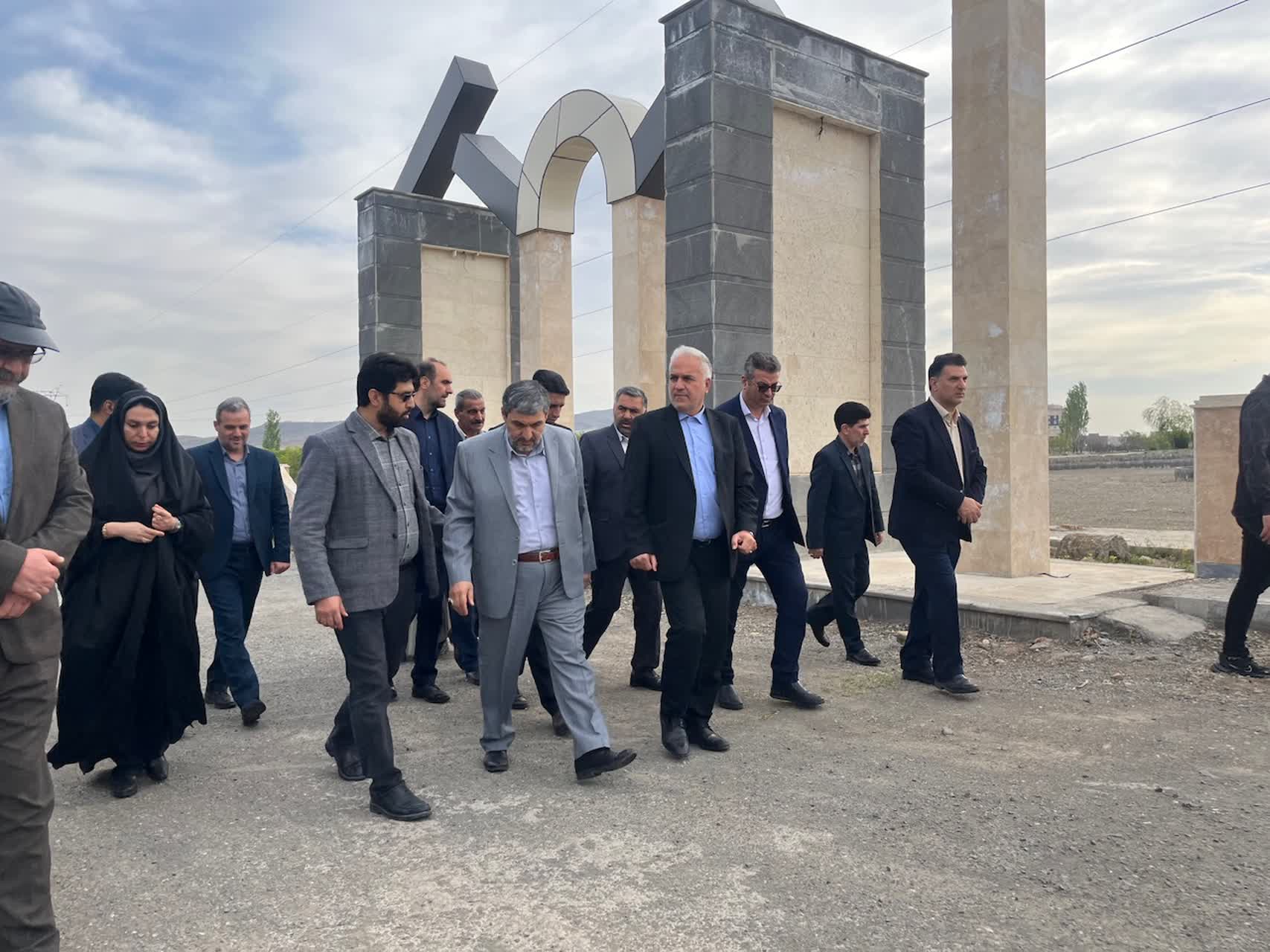 سرپرست فرمانداری خوی اولین روز کاری را در مزار شهدا آغاز کرد