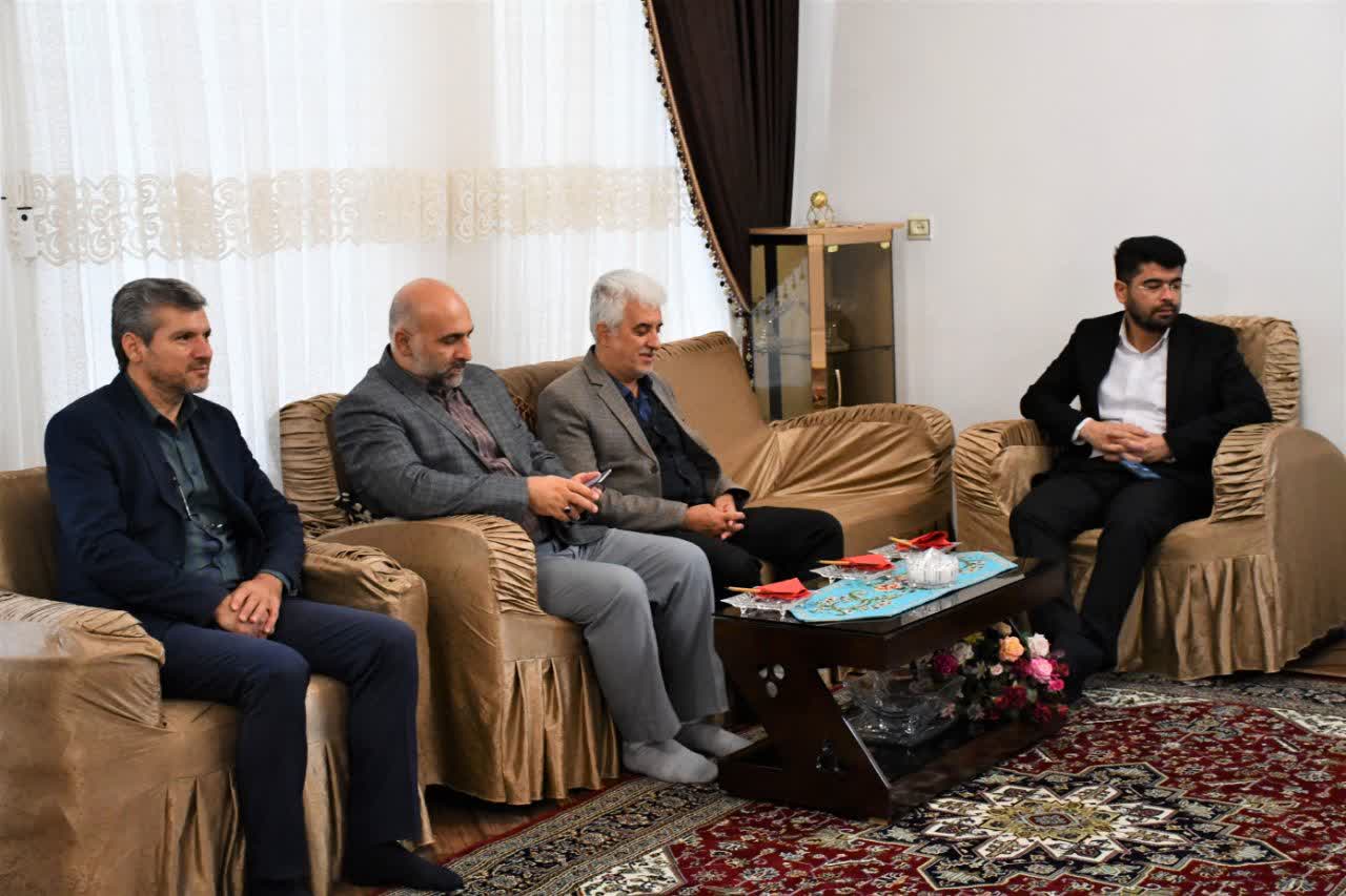 دیدارفرماندار خوی با خانواده معظم شهید خلیل قراجه ای