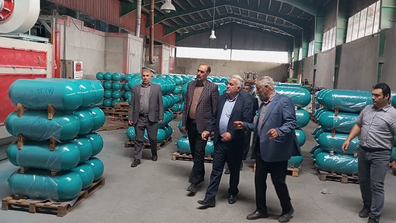 بازدید سرپرست فرمانداری خوی از روند فعالیت شرکت دانش بنیان سیلندر سراج خوی