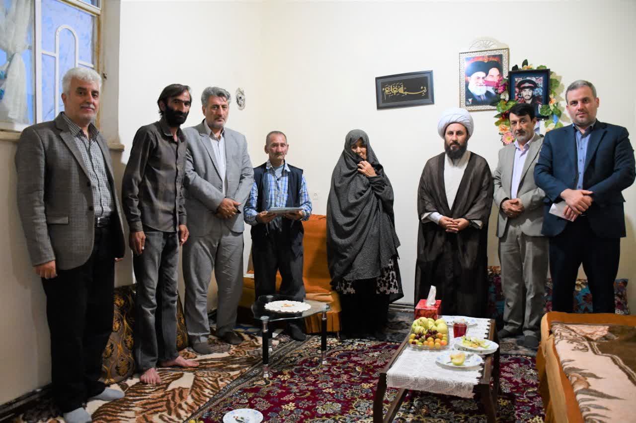 دیدار امام جمعه و معاون فرماندار شهرستان خوی با خانواده معظم شهید رحیم آسیابی و شهید حسین روشن