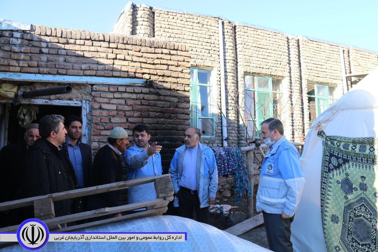 بازدید فرماندار شهرستان خوی و معاون هماهنگی امور عمرانی استاندار آذربایجان غربی از منازل مسکونی خسارت دیده بخش قطور