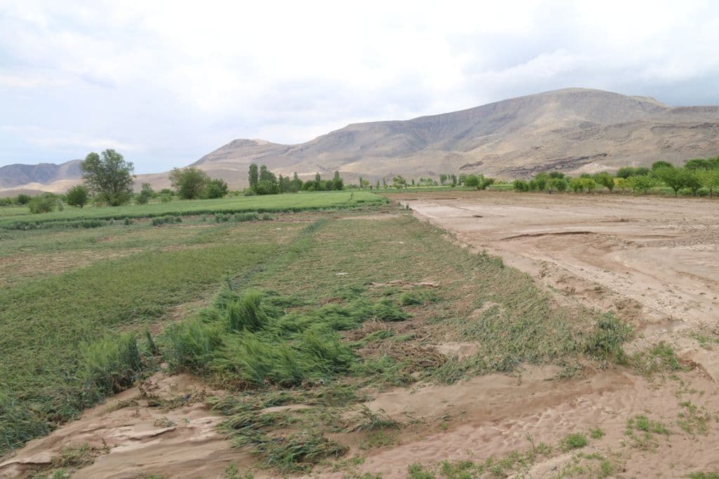 بازدید فرماندار ویژه شهرستان خوی از زمین های کشاورزی روستاهای سیل زده بخش ایواوغلی