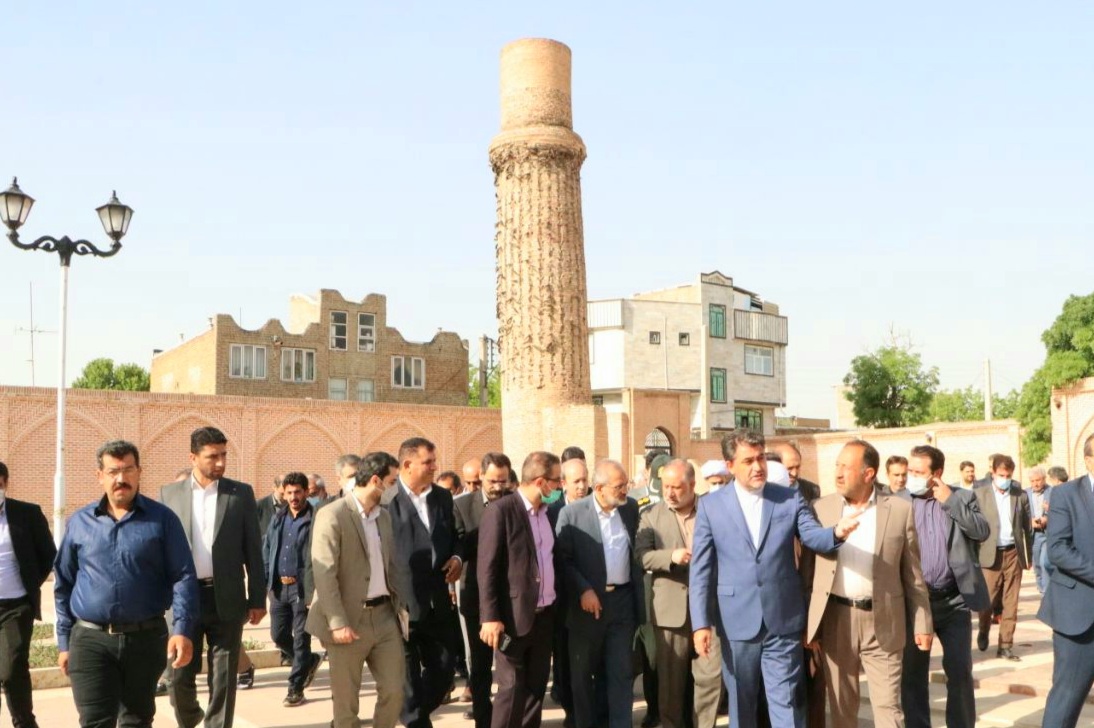 معاون پارلمانی رئیس جمهور از مقبره شمس تبریزی بازدید کرد.