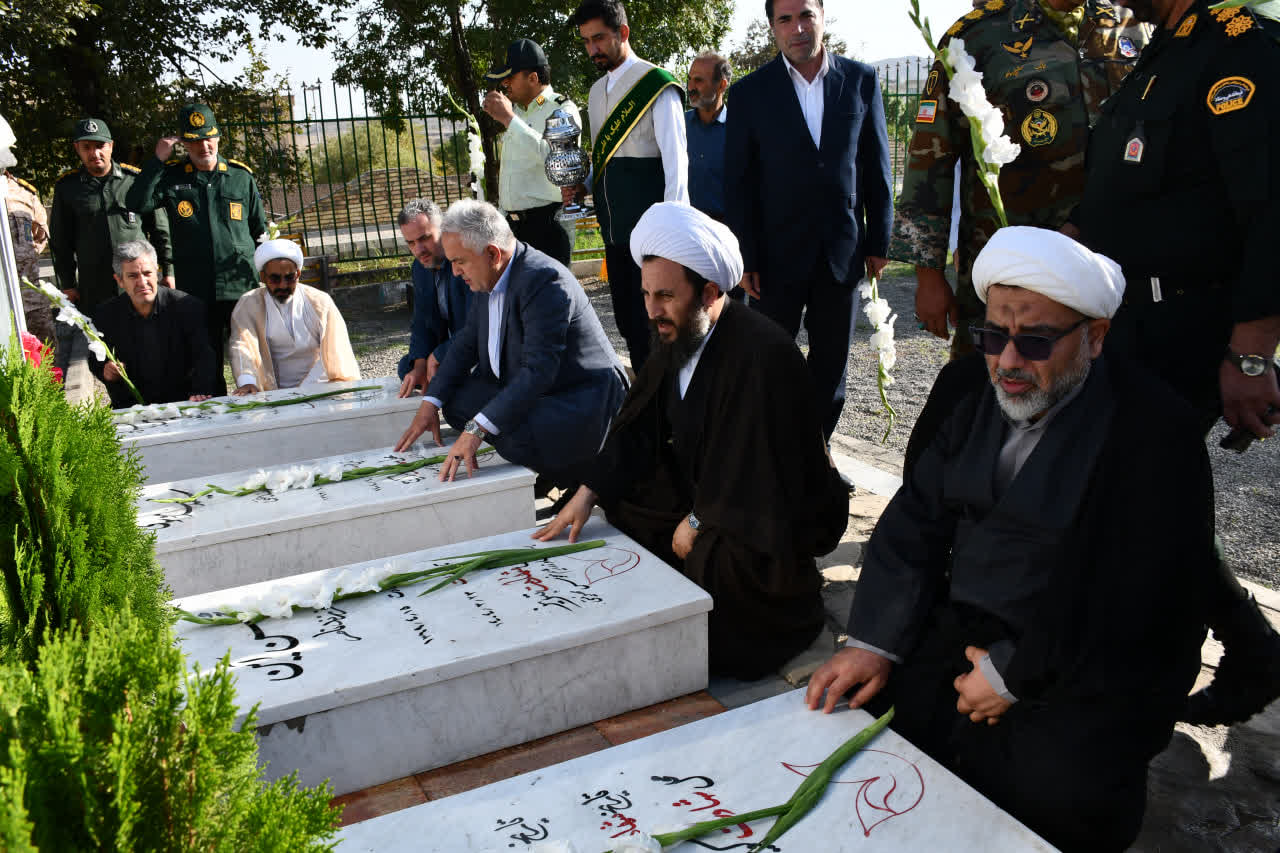 عطر افشانی و گلباران مزار مطهر شهداء شهرستان خوی در هفته دولت با حضور سرپرست فرمانداری ویژه