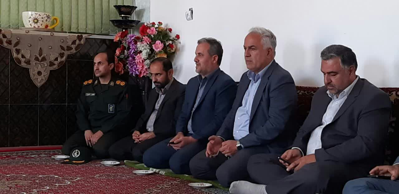 دیدار مسئولین شهرستان خوی با مادر شهید والامقام حسن ابراهیم پور بمناسبت هفته دولت