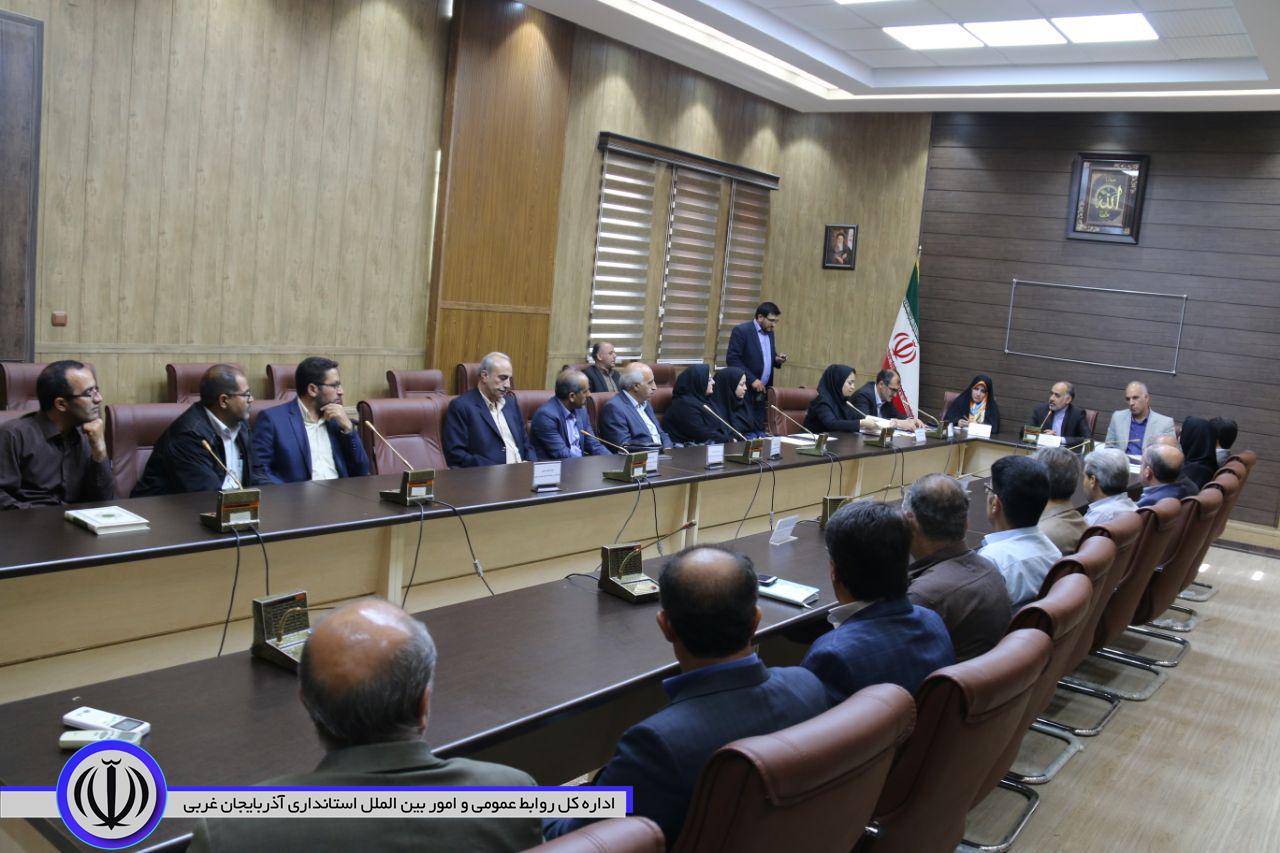 بررسی مسائل و مشکلات قالیبافان شمال استان در خوی با حضور رییس مرکز ملی فرش ایران