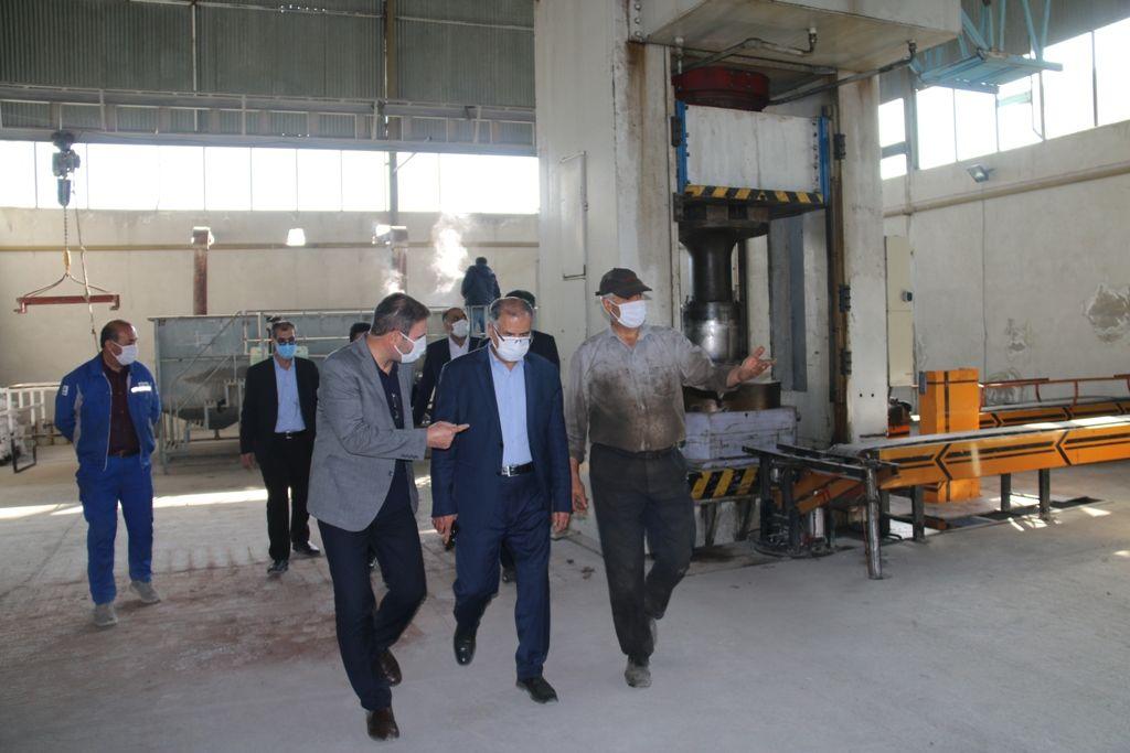 حضور فرماندار شهرستان خوی در واحد تولید انواع کپسول های گاز و اکسیژن جهت رسیدگی و رفع مشکل ترخیص مواد اولیه این واحد از گمرک