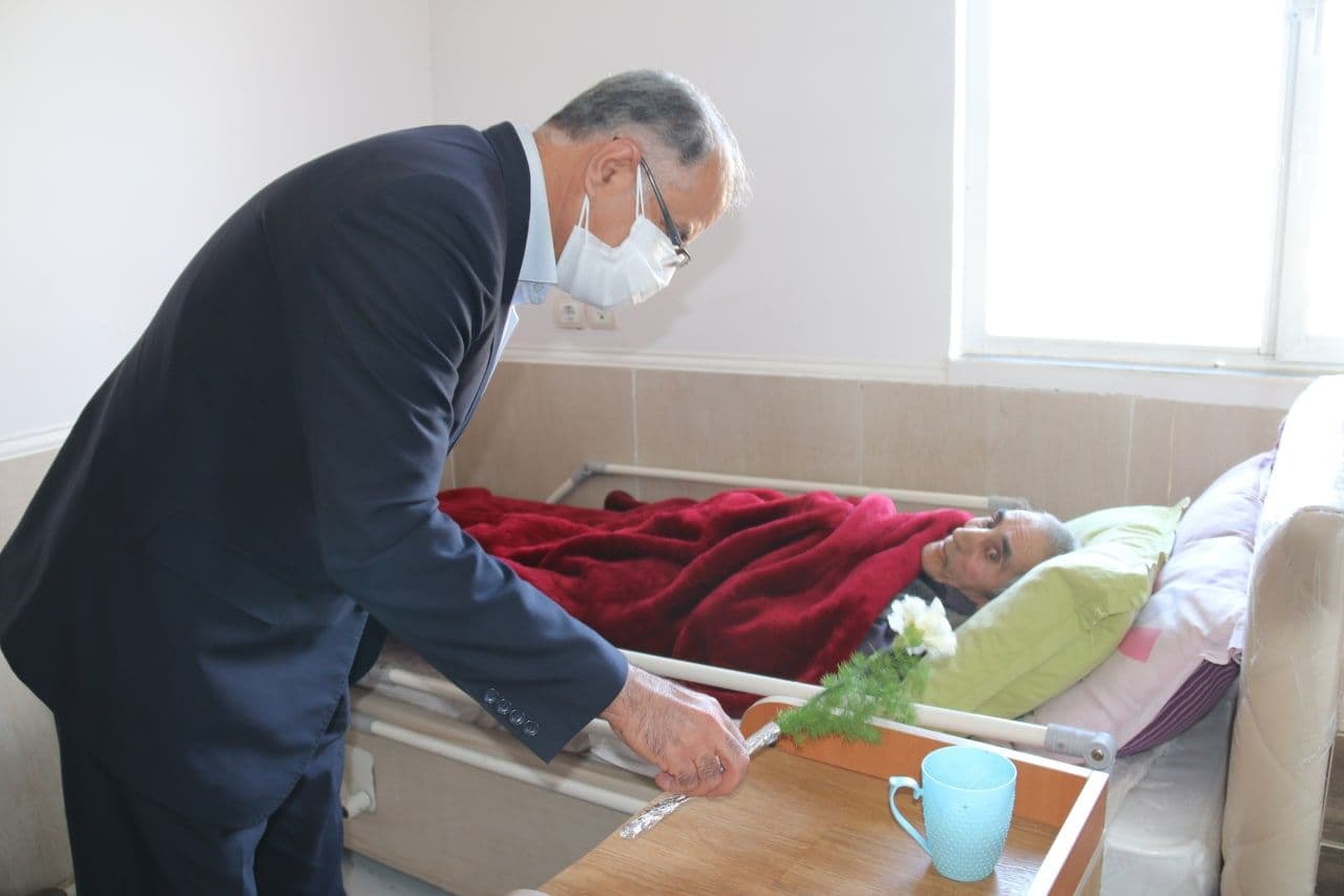 حضور فرماندار ویژه شهرستان خوی در مرکز نگهداری و توانبخشی سالمندان مهر کوثر همزمان با ولادت حضرت علی(ع) و روز پدر