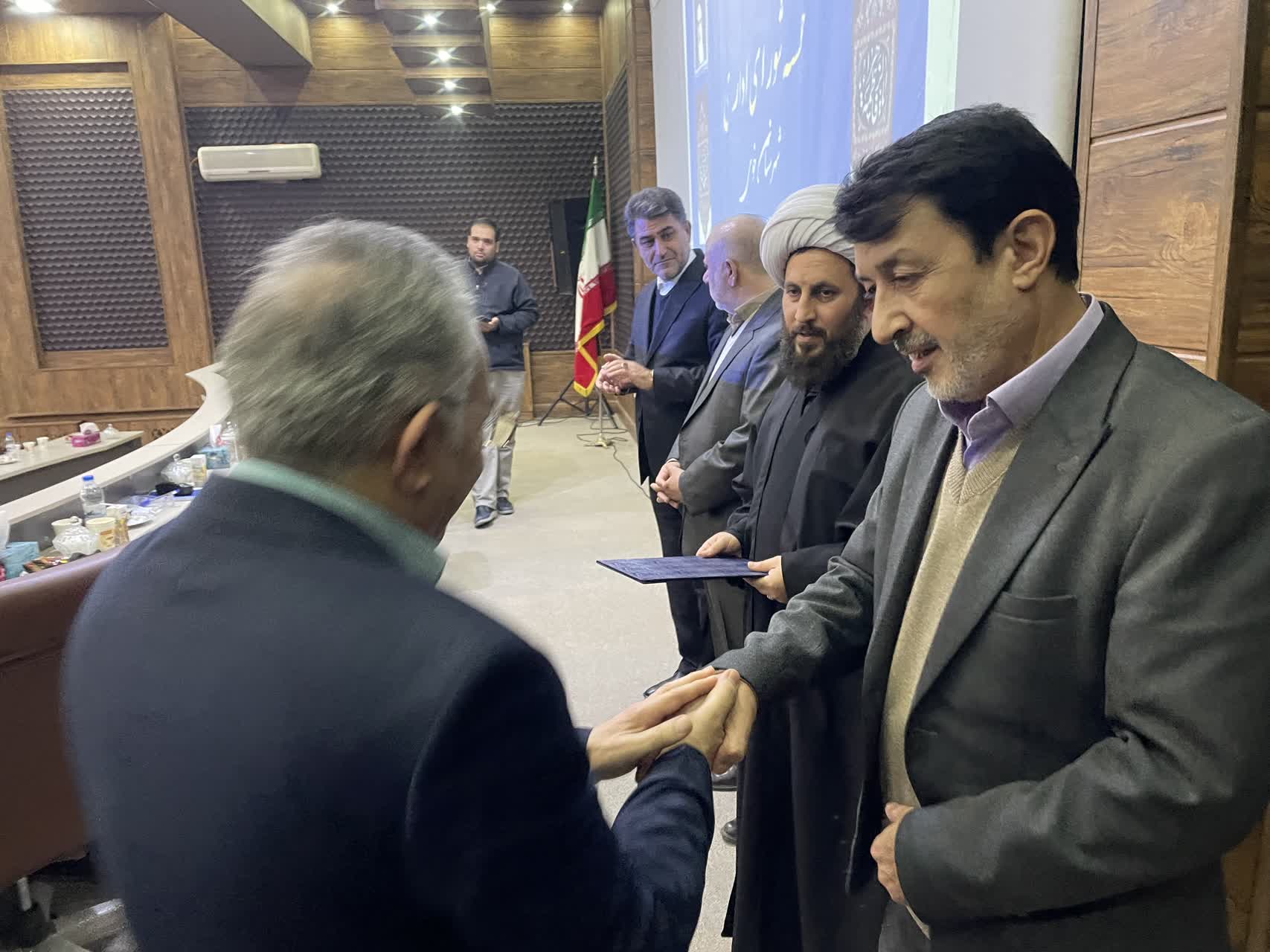 تجلیل از 7 مدیر و 2 ایثارگر در جلسه شورای اداری خوی