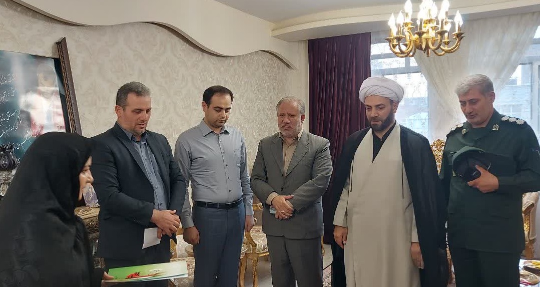 فرماندار خوی با خانواده شهیدان بهفر و حاجی قلیزاده دیدار کرد