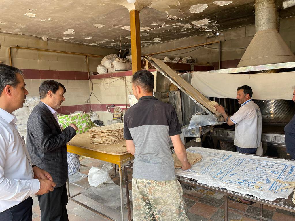 بازدید سرزده معاون فرماندار از نانوایی های سطح شهر دیزج دیز و روستای عذاب