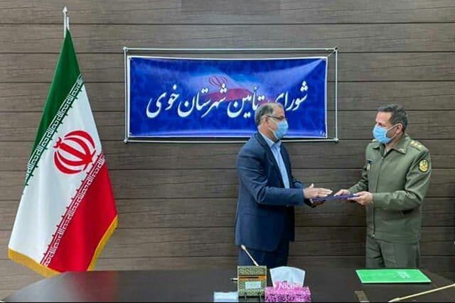 تجلیل حسین عباسی فرماندار ویژه شهرستان خوی از سرهنگ علیرضا نوری جانشین تیپ 264 ارتش بمناسبت 29 فروردین سالروز ارتش جمهوری اسلامی ایران