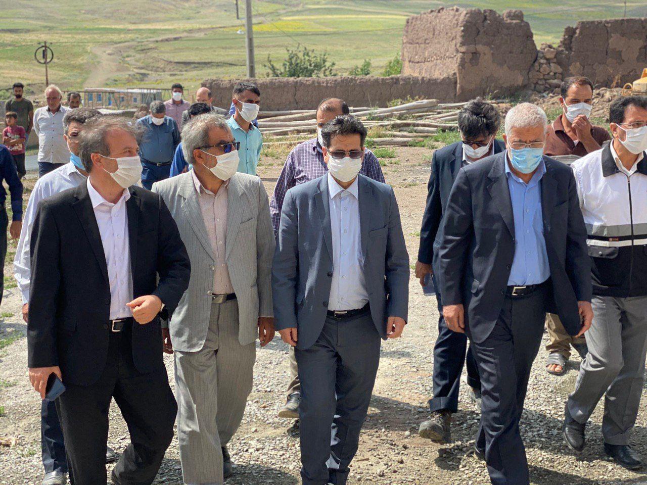 بازدید سرپرست فرمانداری شهرستان خوی و معاون امور بازسازی بنیاد مسکن انقلاب اسلامی کشور از مناطق زلزله زده بخش قطور