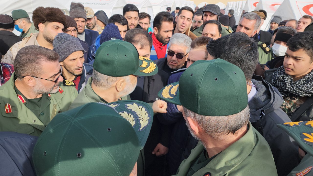 آلبوم تصویری/ بازدید فرمانده سپاه پاسداران انقلاب اسلامی از روند اسکان اضطراری زلزله زدگان شهرستان خوی