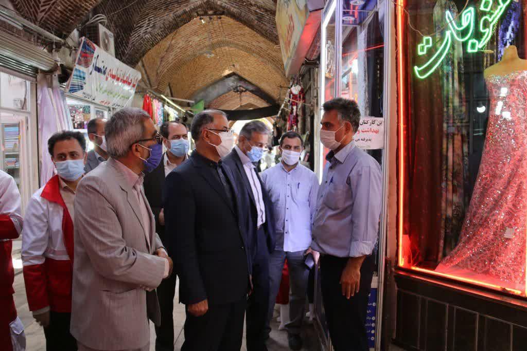 دیدار چهره به چهره معاون استاندار و فرماندار ویژه شهرستان خوی با مردم و صاحبان کسب و کار در بازار سنتی و نظارت بر نحوه اجرای پروتکل های بهداشتی