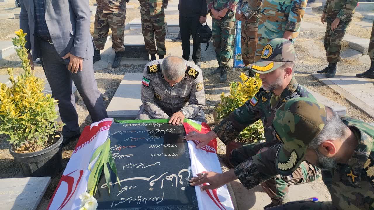 غبارروبی و عطرافشانی مزار شهید امیردریادار دوم تکاور ناصر فراهانی با حضور مسئولان ارشد ارتش و فرماندار ویژه خوی