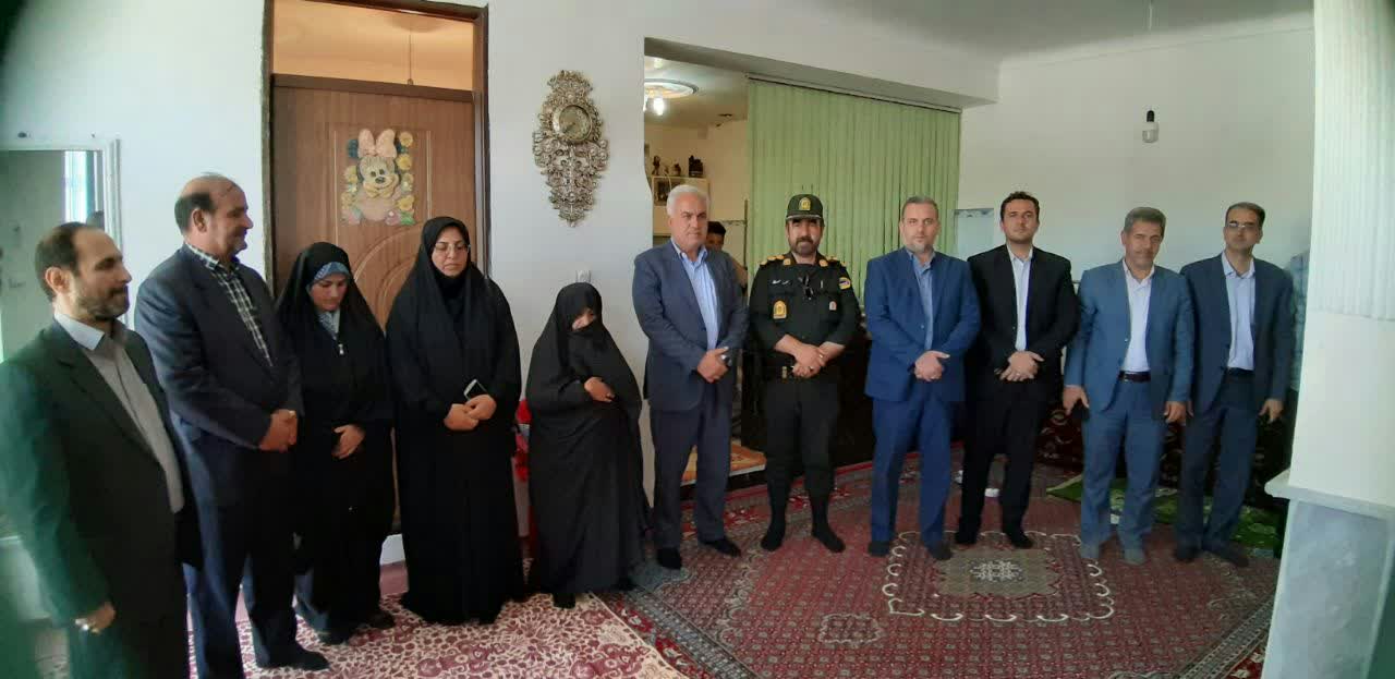 دیدار مسئولین شهرستان خوی با مادر شهید والامقام حسن ابراهیم پور بمناسبت هفته دولت