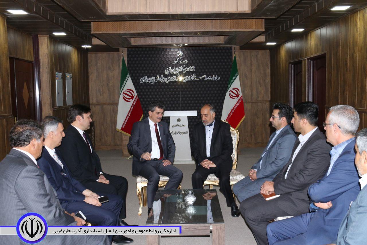 امضاء دفتر یادبود فرمانداری شهرستان خوی توسط سفیر ترکیه در ایران