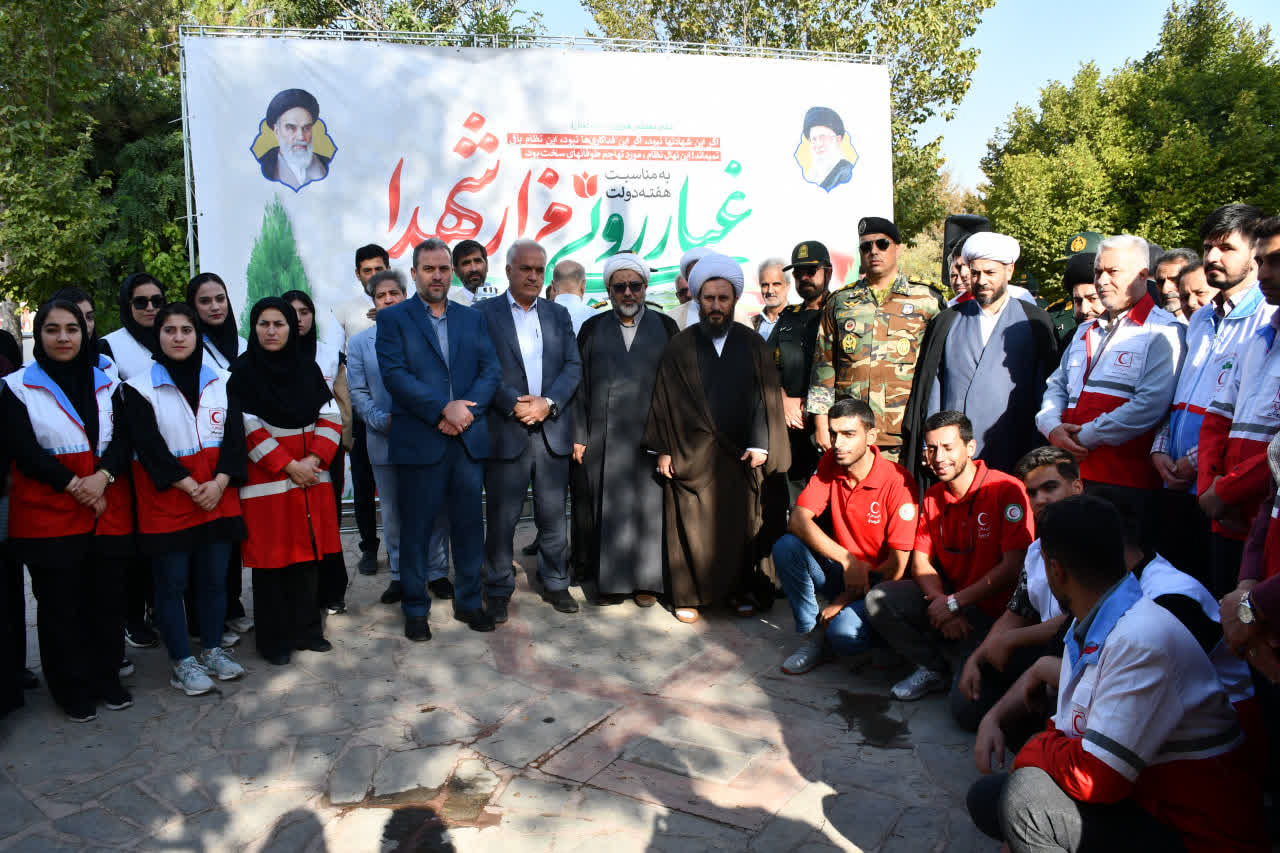 عطر افشانی و گلباران مزار مطهر شهداء شهرستان خوی در هفته دولت با حضور سرپرست فرمانداری ویژه