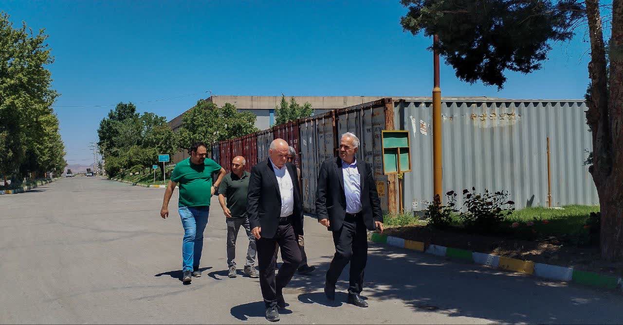 بازدید سرپرست فرمانداری از بخشهای مختلف نساجی خوی
