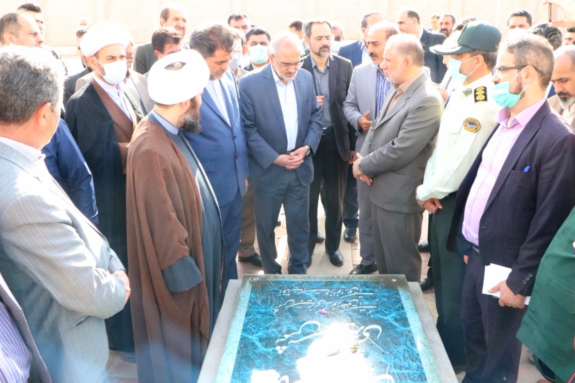 معاون پارلمانی رئیس جمهور از مقبره شمس تبریزی بازدید کرد.