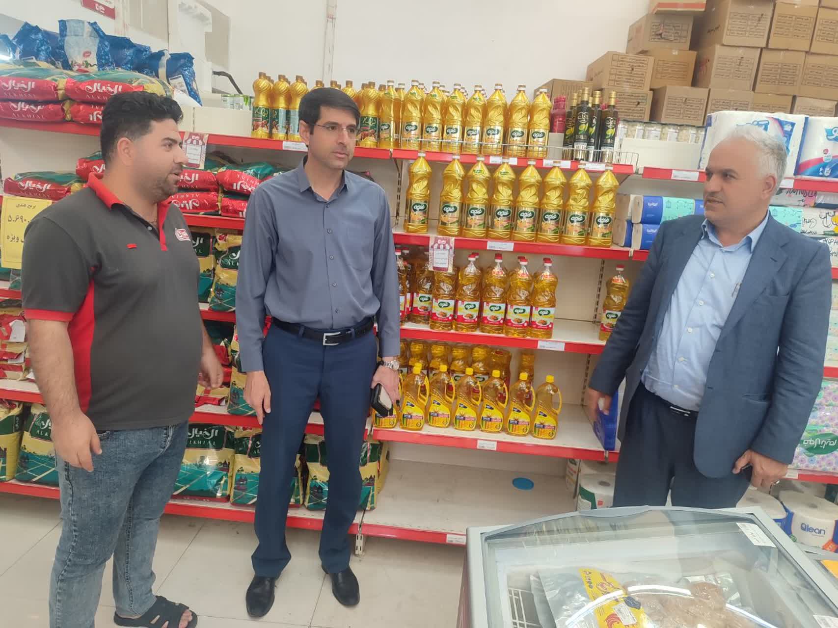 غلامحسین آزاد’ سرپرست فرمانداری ویژه شهرستان خوی در بازدید از انبار و فروشگاه های موادغذایی در سطح شهرستان گفت:
