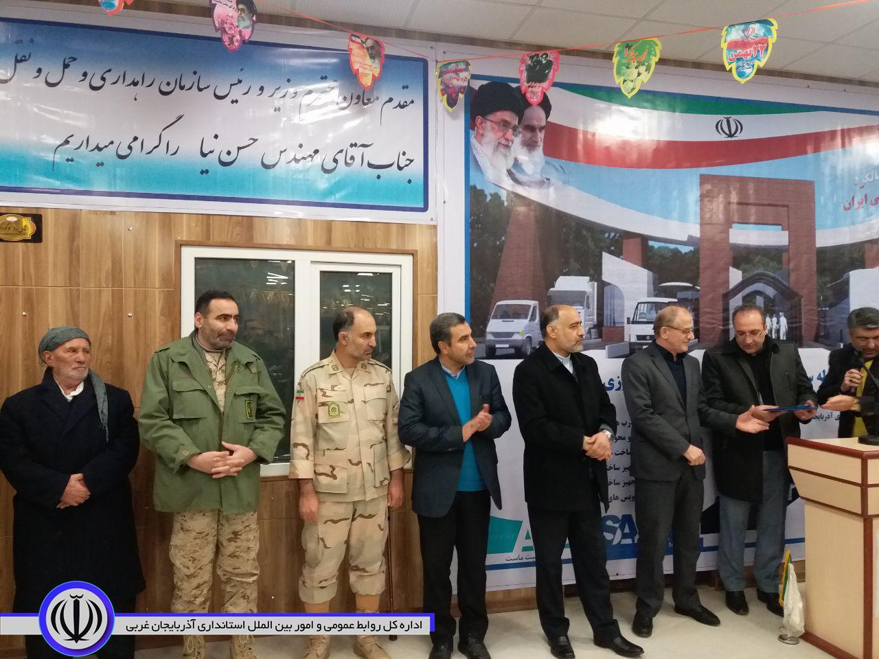 فاز دوم عملیات اجرایی پایانه رازی خوی با اعتبار ۲۲۰ میلیارد ریال با حضور معاون وزیر راه و شهرسازی کلنگ زنی شد